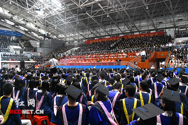 青春不散場湘潭大學舉行2017屆畢業生畢業典禮暨學位授予儀式